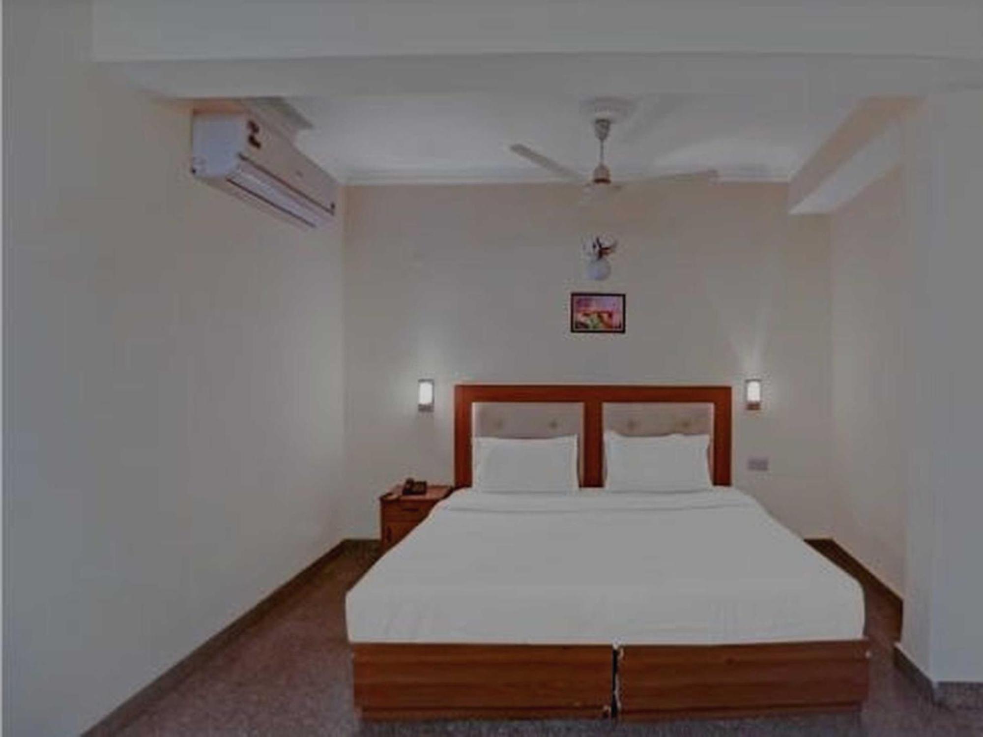 Oyo 75948 Hotel Tushar Continental Neu-Delhi Exterior foto